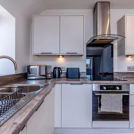 Modern Serviced Appartment: Short Walk To Centre